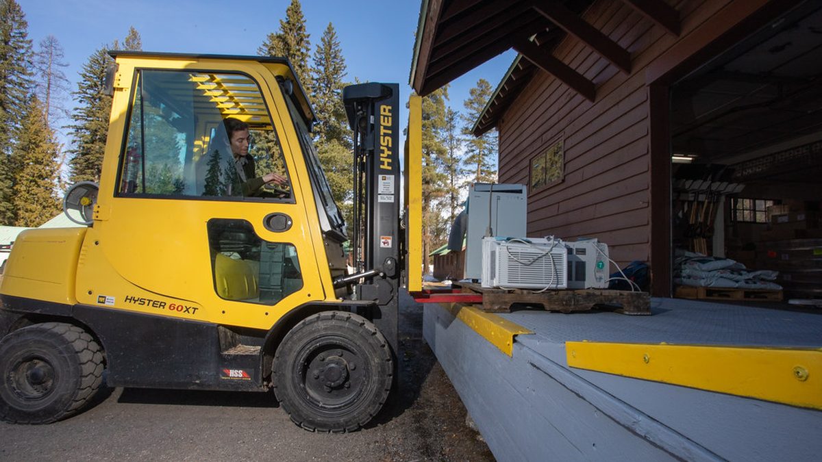 How to get a forklift license and turn it into a warehouse job