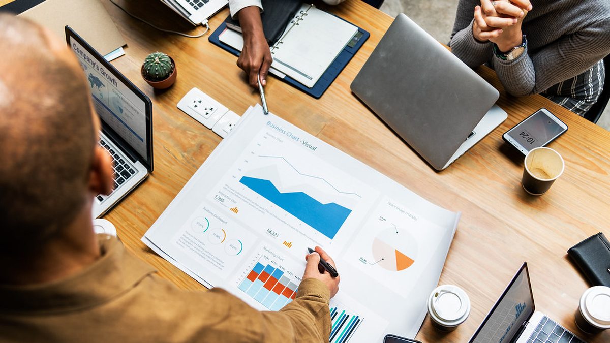 What does a data analyst actually do? The job behind the title